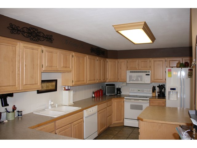 Maple cabinets w/island